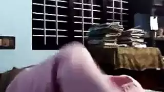 تدمير شرجي رجعي: ميلف متهيجة تدمر رجل في كلوت أسود