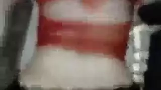 مراهقة مثارة لا تستطيع الانتظار، لذا صديقتها تأخذ الزب بدلاً منها