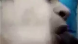 فتاة عربية ممتلئة تمص بعمق بينما يتم تدليك فرجها الرطب بقسوة