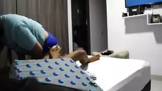 وضعية الكابوي العكسي العنيفة والجينز حول قدميها