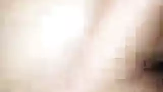 اجتمع الرجل السيء مجموعة من الفتيات الساخنة وله وقت لطيف معهم، في غرفة المعيشة