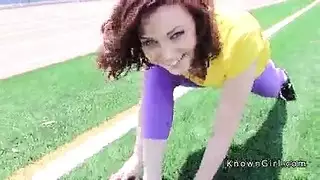 مشاهد صريحة في كابينة المرحاض: لعق عميق للكس وإصبع في مؤخرتها