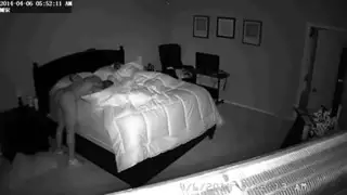 موظف المكتب المثير ينزل حمولته على قميصه وسراويله