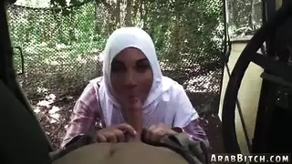 فرج خادمة عربية يُدك على طاولة المطبخ