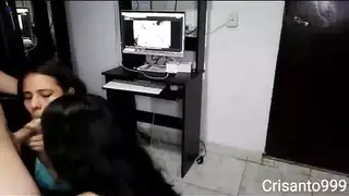 ضَبْطِي أَثْنَاءَ مُشَاهَدَةِ فِيدْيُوهَاتِ إِكْسْ إِكْسْ إِكْسْ، الْآنَ أَصْدِقَائِي يَشْتَهُونَ مَنِيِّي