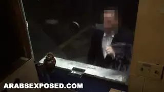 محجبة في حالة شهوة تمارس الجنس مقابل سقف