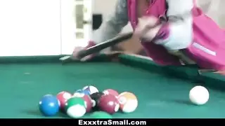 ثلاثية محرمة: بنتا عم شابتان ومشهد ناضج لأم وابنتها