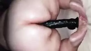 ملكة الجنس الشرجي سامانثا تركب قضيبًا اصطناعيًا سميكًا بعمق في مؤخرتها