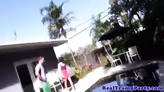 تحفيز فموي مزدوج وإثارة الحلمات في فيلم إباحي