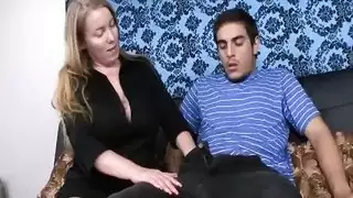 نوبة استمناء للمراهق: يمارس العادة ويغطي ملابسه بالسائل المنوي