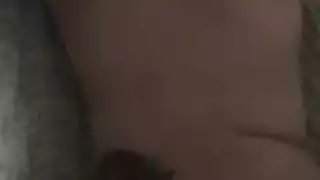 آسيوية مغرية بثدي كبير تشارك في فيلم إباحي صريح على الفراش