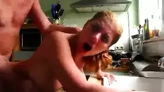 خضوع بحزام: هاوية ألمانية تهيمن على عشيقتها