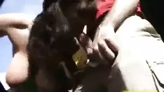 فتاة شقراء مذهلة ترتدي ملابس داخلية تأخذ مصة حلق قاسية