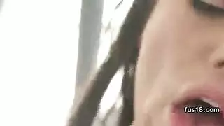 زبونة مراهقة تحصل على نكاح مهبلي قوي من مدلك متحمس