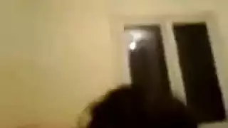 عشيقة ترتدي لباس داخلي ناري تعرض استربتيز ثم تأخذ قضيبًا عميقًا أمام الكاميرا