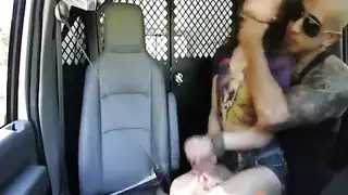 فتاة صغيرة تُمارس معها الجنس بقوة في السيارة شريط جنسي صريح