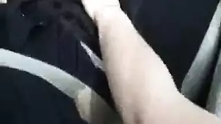 قضيب أبيض كبير يمدد حلق الفتاة السمراء ثم يملأ فرجها المشعر