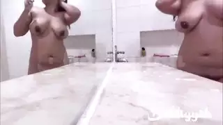 نموذج لاتينا كبير الثدي اليابانية