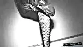 حفلة جنس مثلي: فتيات النادي يستكشفن اللمس المهبلي والعمل باللسان