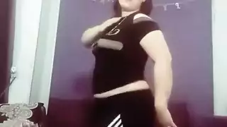 رقص مع شقيقها