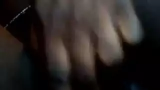 هاوية صغيرة تفتح ساقيها وتضاجع نفسها بأصابعها