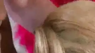 فتاة ساذجة تركب سيارة غريب من أجل مشهد إباحي قاسٍ