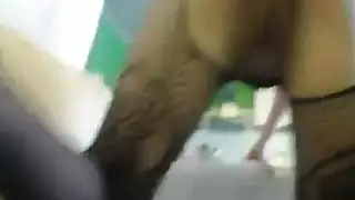 ميلفان مفلستان تتبادلان سوائل المهبل في مشهد مثلية صريح