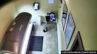 مراهقة تلعب بكسها بمفردها تحت الشمس الدافئة