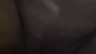 الأم ألينا لوبيز تفتح ساقيها تحت الماء الجاري