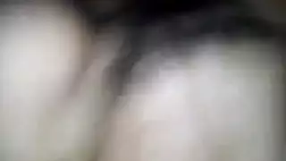 بنت تحلق شعر الابط