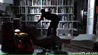 امرأة يدوية ملثمة بأقدام مثالية تقصف الديك