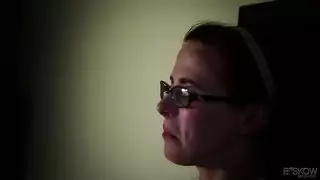 سائل عجوز ساخن يغمر فم فتاة صغيرة