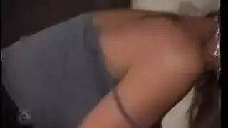 امرأة سكينة ورجل خصمه ضخم