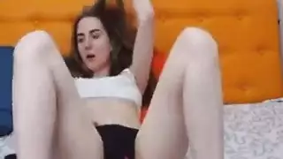 شقراء تمص وتمارس الجنس في الحوض ثم تأخذه في مؤخرتها