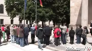 مراهق مثار لا يتوقف عن تقديم خدمة الحلق العميق مجانًا