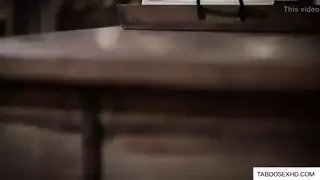 سائحة مراهقة بريئة تمتلئ بالسائل المنوي بعد جنس صارم