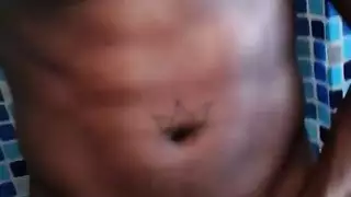 كان يتمتع الرجل قرنية بينما كان الملاك الظلام يلعق ديك ضخمة مثل عاهرة