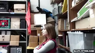 فرج هالي مانسون المبلل يقطر من الجنس الجماعي في الفصل