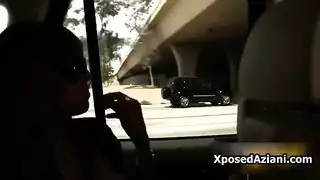 فتاة بريئة تستخدمها زبابات ضخمة في مشهد إباحي عنيف