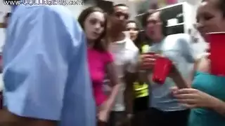 كريمبي في الفصل: الطالبات المشاغبات يبلعن السائل المنوي