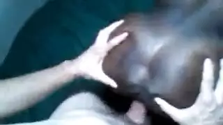 لقاء محرم: امرأة ممتلئة الجسم تبتلع السائل المنوي