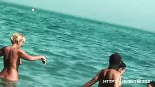 عاملة نظافة اللسان من خلال الاطلاع على