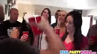 عيد ميلاد إكس إكس إكس: حفلة جماعية شرجية وكس لنجمة البورنو