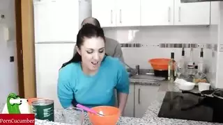 شهوة المطبخ: زوجة ممتلئة تنحني لنيك شرجي عميق أثناء الطهي