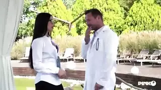 شرموطة شابة تخدم فحلين: نيك طيز ومص عميق