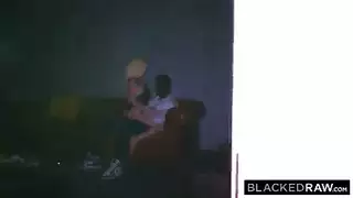 فحل أسود ينيك فتاة شقراء في مشهد بورن عنيف