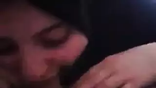 فتاة عربية تمص قضيباً قذف فموي مكثف