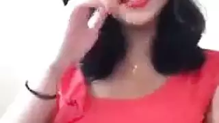 قايض بالقذف داخل كسها بشحن بطارية هاتفها