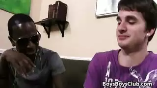 خيال جماعي مثلي: شباب يتناوبون على قضيب أسود ضخم