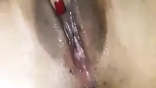 مصرية ساخنة وهي بتلعب في كسها حد ما تنزل